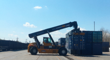 一季度中老鐵路進(jìn)出口貨物超27萬(wàn)噸 徐工正面吊助力國(guó)際貨物運(yùn)輸